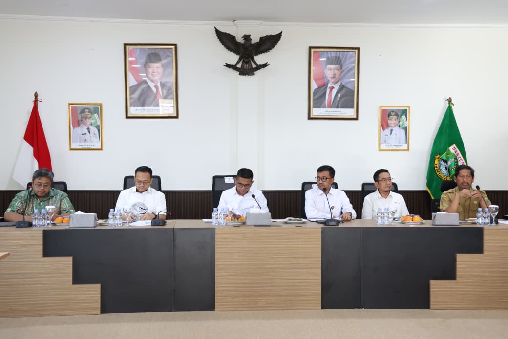 Gubernur Banten, Andra Soni memimpin rapat bersama BPJT, dan pihak terkait lainnya di kantor Gubernur Banten, Kota Tangerang Selatan, belum lama ini. Foto Pemprov Banten for Banten Ekspres