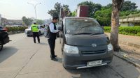 Kepala Seksi Penerimaan dan Penagihan UPTD PPD Samsat Ciputat memeriksa masa berlaku STNK pengendara saat razia pajak kendaraan bermotor di Jalan Siliwangi, Pamulang. Tri Budi/Bantenekspres.co.id