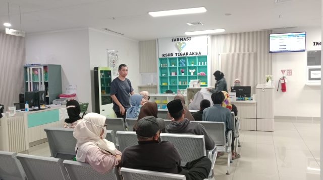 Pasien di Rumah Sakit Tigaraksa mengantri menunggu obat.