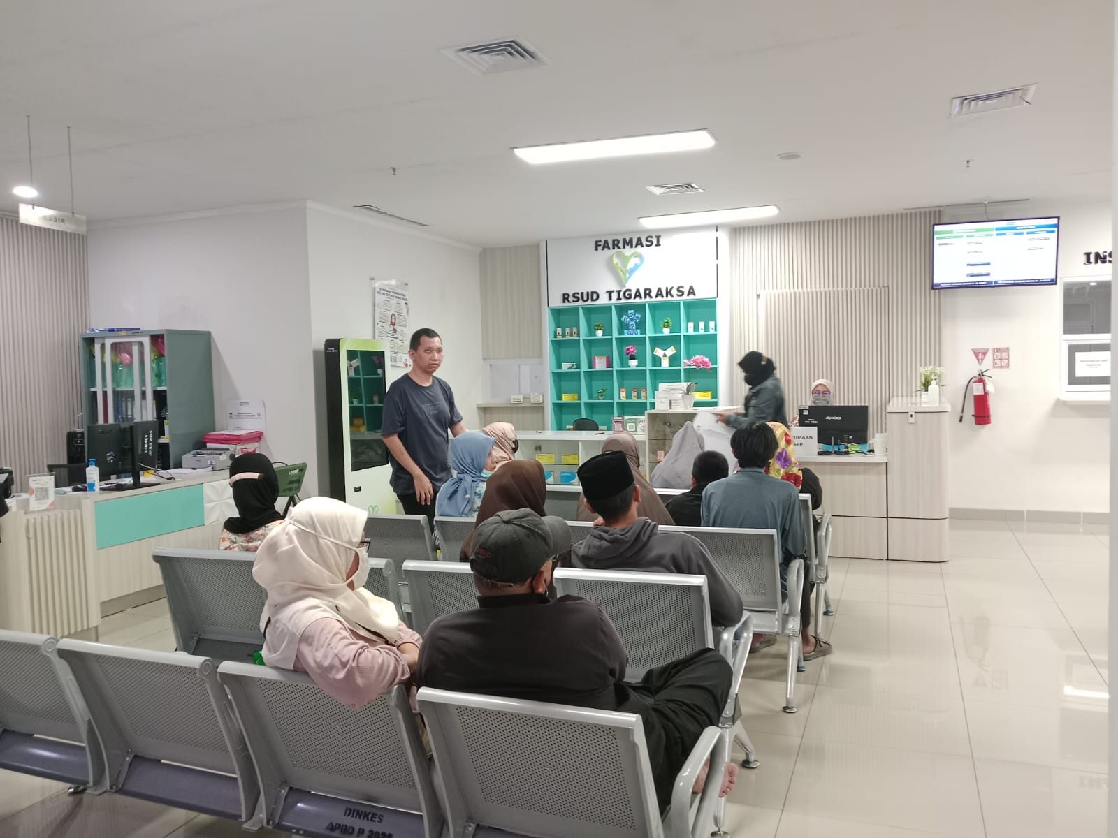 Pasien di Rumah Sakit Tigaraksa mengantri menunggu obat.