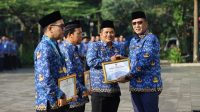 Sekda Bambang Noertjahjo memberikan penghargaan kepada ASN berprestasi pada Apel Hari Kesadaran Nasional di Puspemkot Tangsel, Serua, Ciputat, Rabu 17 Juni 2026. Foto : Miladi Ahmad/Bantenekspres.co.id