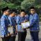 Sekda Bambang Noertjahjo memberikan penghargaan kepada ASN berprestasi pada Apel Hari Kesadaran Nasional di Puspemkot Tangsel, Serua, Ciputat, Rabu 17 Juni 2026. Foto : Miladi Ahmad/Bantenekspres.co.id