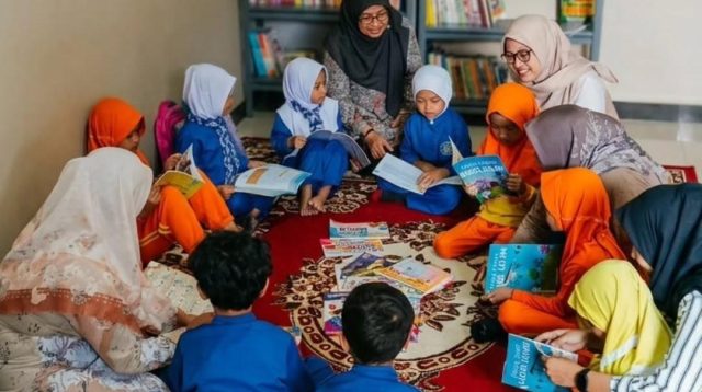 TP PKK Kecamatan Curug saat mengunjungi TBM di desa Kadu untuk meningkatkan literasi bagi anak-anak dan masyarakat di Desa Kadu. Randy/Bantenekspres.co.id