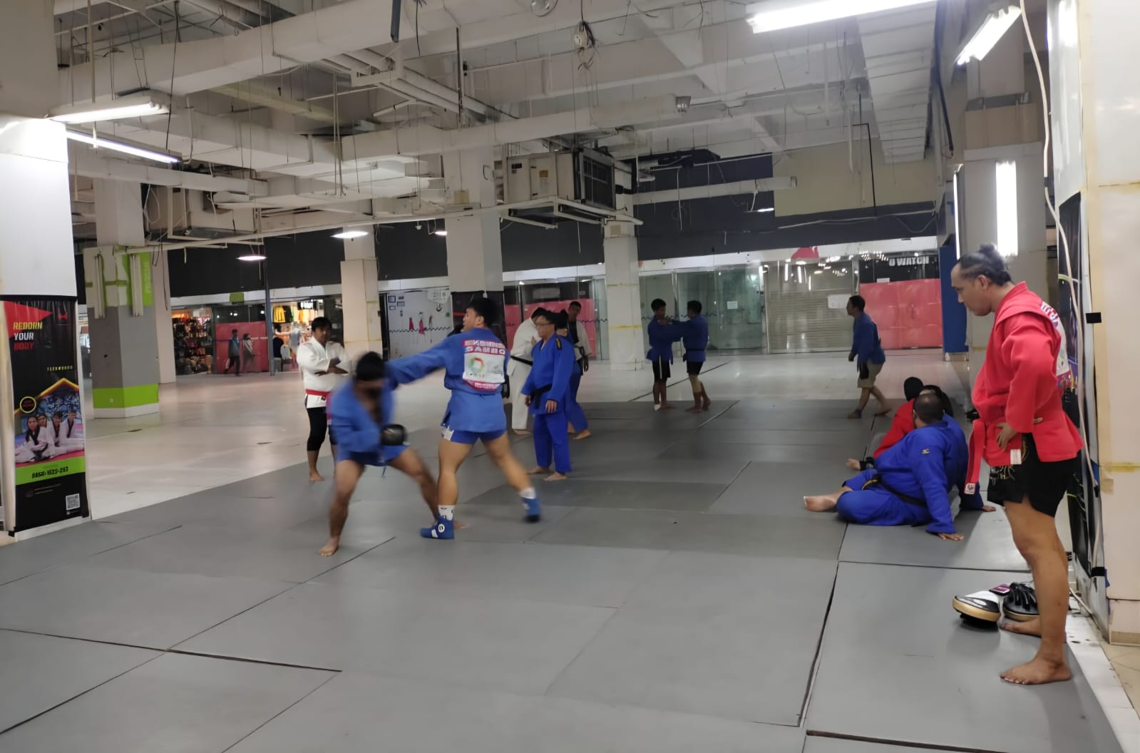 Sejumlah atlet Sambo Kota Tangsel berlatih mempersiapkan diri dalam menghadapi Porprov VII Banten 2026 di WTC Matahari Serpong. PERSAMBI Tangsel For Bantenekspres.co.id