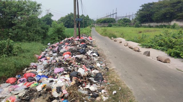 Tumpukan sampah yang memenuhi pinggir Jalan Jati, Kampung Jerakah, Kelurahan Warung Jaud, Kecamatan Kasemen, Kota Serang