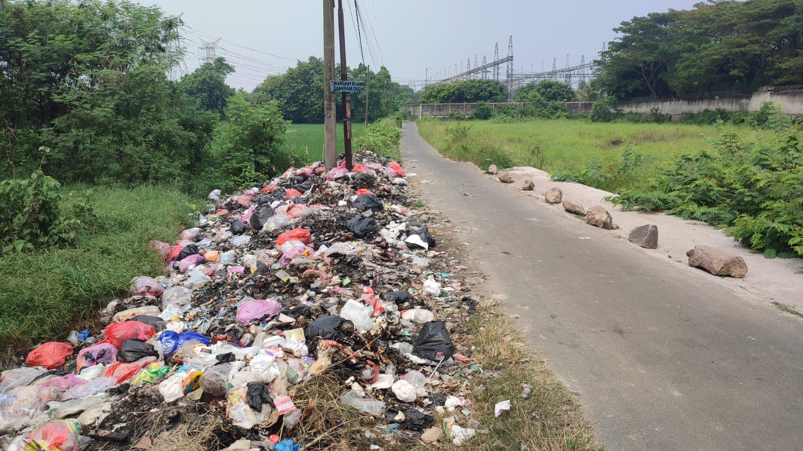 Tumpukan sampah yang memenuhi pinggir Jalan Jati, Kampung Jerakah, Kelurahan Warung Jaud, Kecamatan Kasemen, Kota Serang