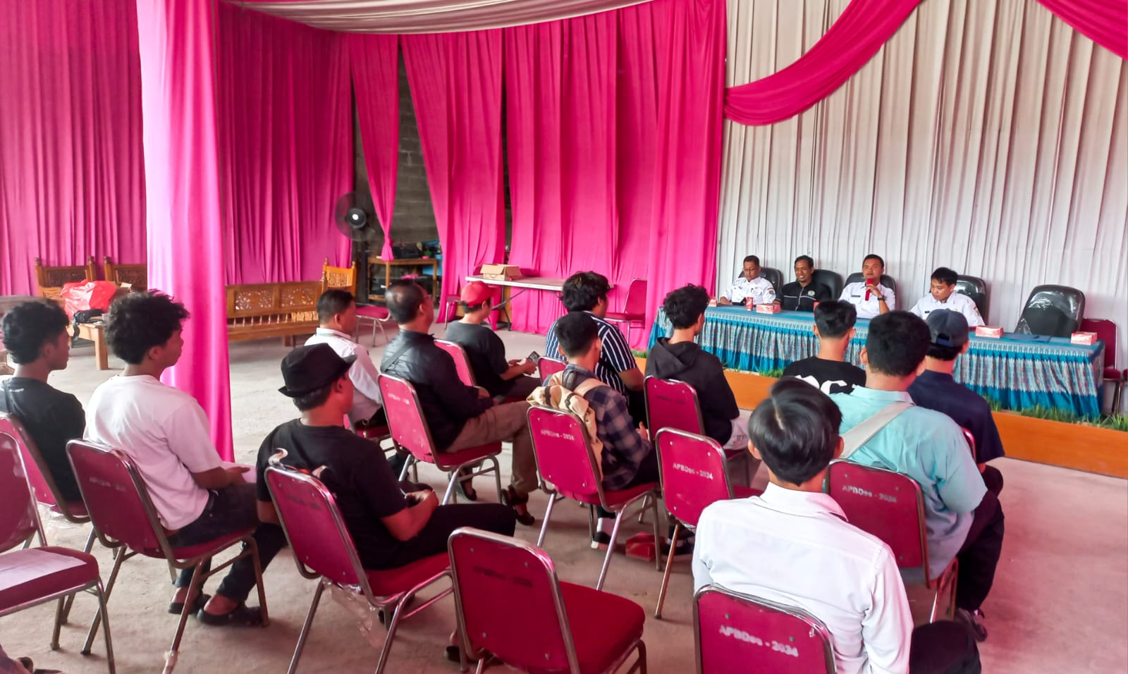 Pemuda Desa Sindang Panon dibekali pelatihan servis AC dan otomotif oleh Kades Didik Darmadi guna tekan pengangguran dan dorong kemandirian usaha. Foto: Pemerintah Desa Sindang Panon