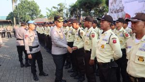 Kapolresta Tangerang Andi Muhammad Indra Waspada Amirullah mengecek barisan Satpam saat pembukaan lomba Satpam pada Hari Bhayangkara di Kawasan Industri Cikupa Mas, Rabu 17 Juni 2026.