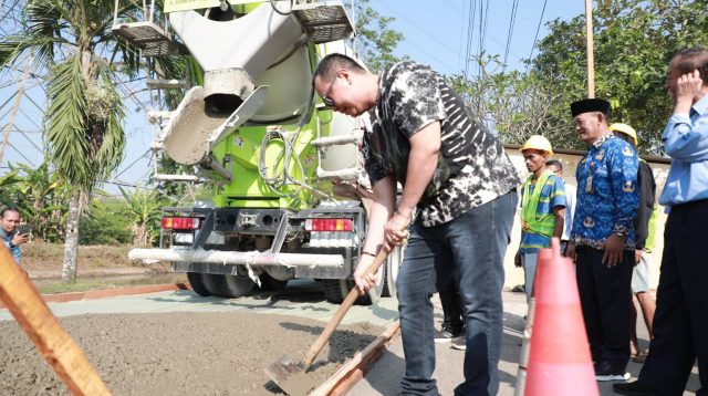 Wali Kota Serang Budi Rustandi meninjau langsung progres pembangunan jalan yang berada di ruas Jalan Kasemen-Margasana.