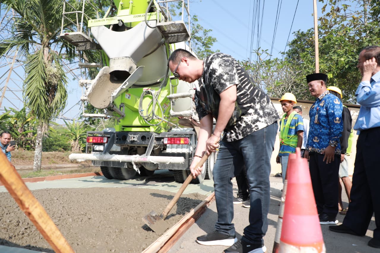 Wali Kota Serang Budi Rustandi meninjau langsung progres pembangunan jalan yang berada di ruas Jalan Kasemen-Margasana.