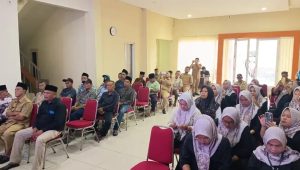 Pemdes Babat melakukan sosialisasi mengajak masyarakat perduli akan lingkungan dan perangi buang sampah sembarang. Randy/Bantenekspres.co.id