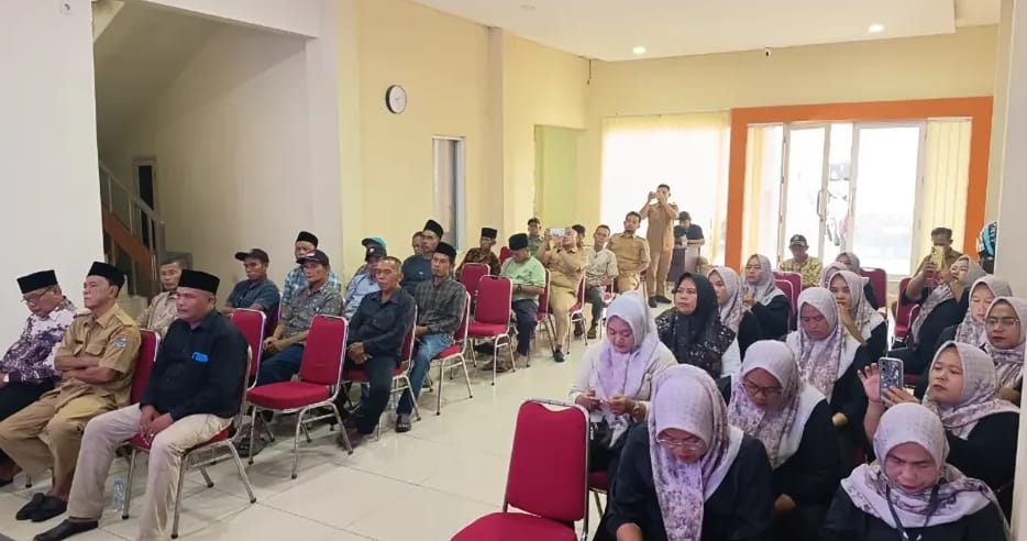Pemdes Babat melakukan sosialisasi mengajak masyarakat perduli akan lingkungan dan perangi buang sampah sembarang. Randy/Bantenekspres.co.id