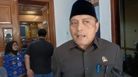 Ketua DPRD Kabupaten Serang Bahrul Ulum saat diwawancarai wartawan usai rapat paripurna dengar pendapat fraksi DPRD atas tiga macam Raperda usulan Bupati Serang, di gedung DPRD Kabupaten Serang, Rabu 17 Juni 2026. Foto : Agunggumelar/Bantenekspres.co.id Ketua DPRD Kabupaten Serang Bahrul Ulum saat diwawancarai wartawan usai rapat paripurna dengar pendapat fraksi DPRD atas tiga macam Raperda usulan Bupati Serang, di gedung DPRD Kabupaten Serang, Rabu 17 Juni 2026. Foto : Agunggumelar/Bantenekspres.co.id