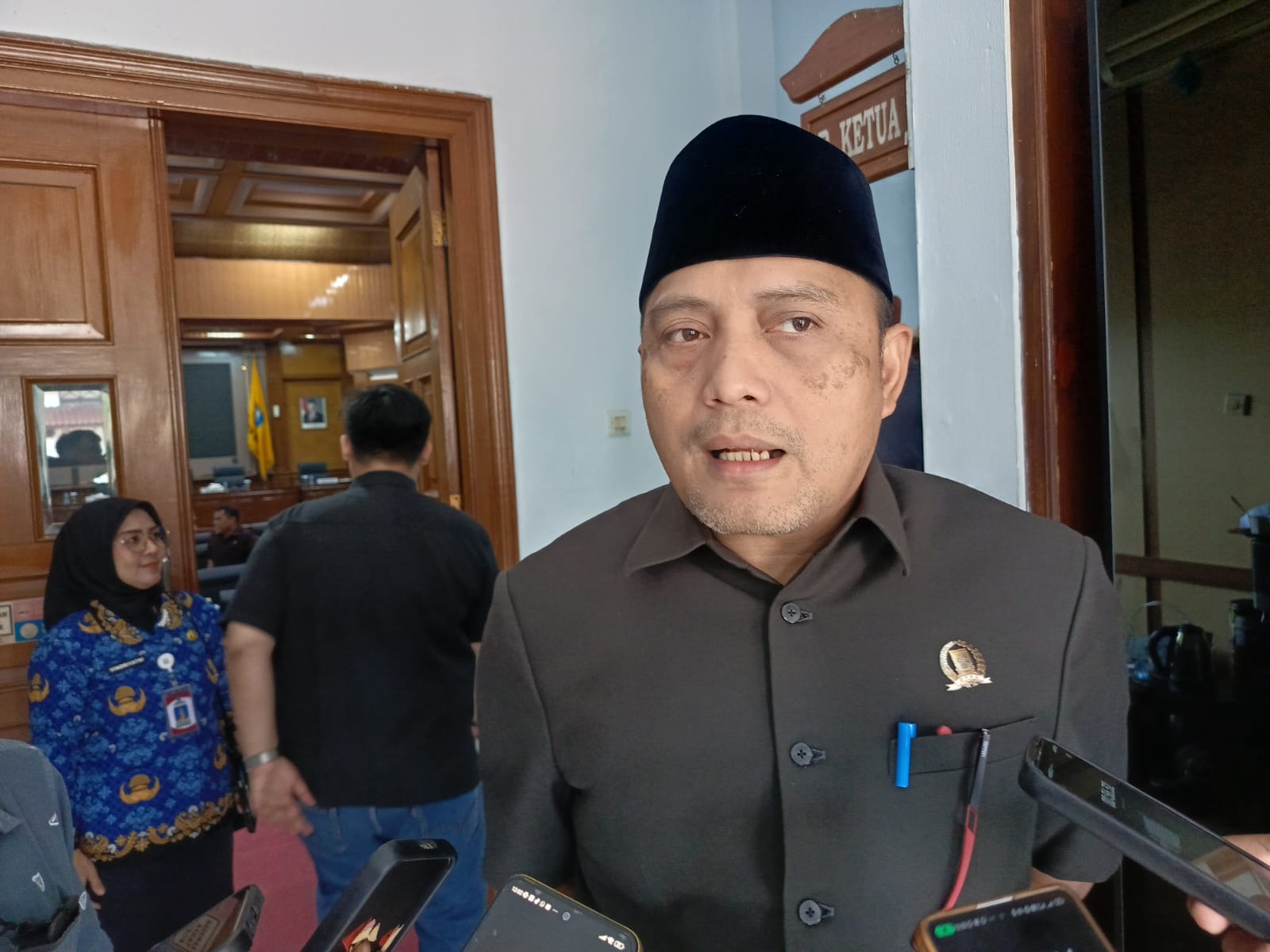 Ketua DPRD Kabupaten Serang Bahrul Ulum saat diwawancarai wartawan usai rapat paripurna dengar pendapat fraksi DPRD atas tiga macam Raperda usulan Bupati Serang, di gedung DPRD Kabupaten Serang, Rabu 17 Juni 2026. Foto : Agunggumelar/Bantenekspres.co.id