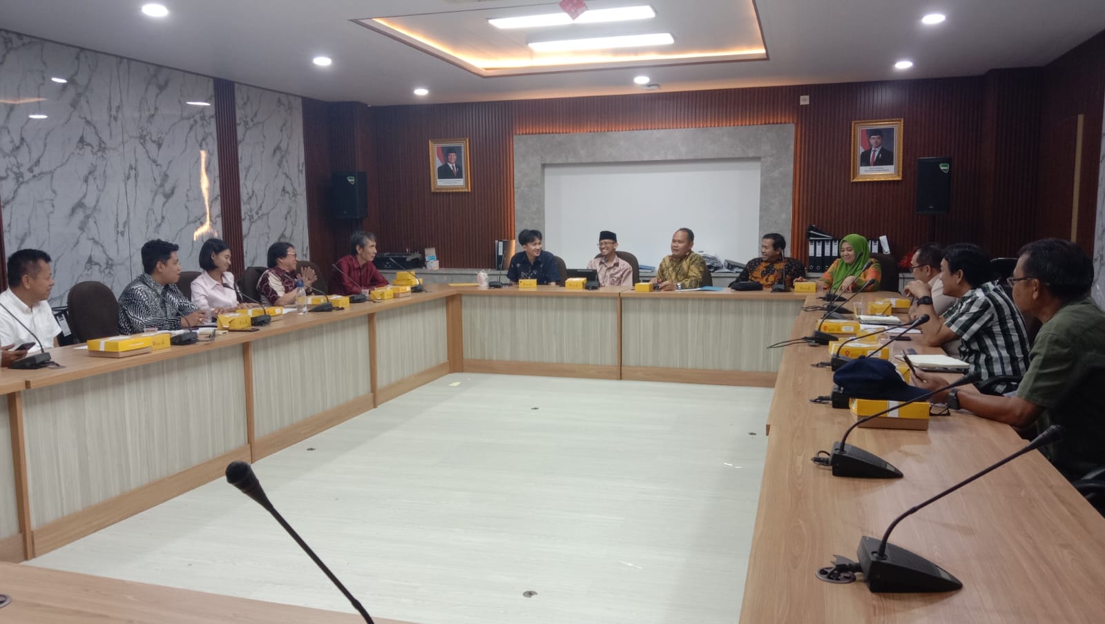 DPRD Kota Tangerang menggelar Rapat Dengar Pendapat bersama warga perumahan Modernland, Kecamatan Tangerang bersama instansi terkait serta pihak manajemen Modernland di ruang Badan Musyawarah, Rabu 16 Juni 2026.