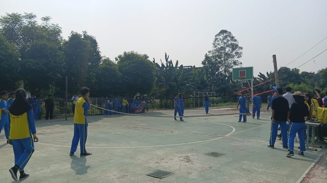 Siswa-siswi SMPN 25 Tangerang saat mengikuti kegiatan Class Meeting bidang olahraga, belum lama ini. Dhuyuf/bantenekspres.co.id.