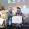 Gubernur Banten, Andra Soni, menerima penghargaan atas masuknya dalam 12 lembaga yang dinilai berhasil dalam percontohan E-Learning ASN Berintegritas KPK RI. Penghargaan diberikan saat peluncuran E-Learning ASN Berintegritas di Gedung Lembaga Administrasi Negara Jl Veteran No.10, Jakarta, Rabu 17 Juni 2026.
