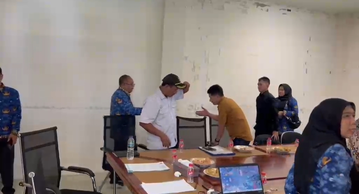 Sejumlah anggota Kopsyah Rabani mengadu dan diterima langsung oleh Kepala Dinkop UKM Banten, Agus Mintono di kantornya, Rabu 17 Juni 2026.