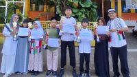 Siswa-siswi SDN Larangan Selatan 3 foto bersama Kepala Sekolah saat menerima penghargaan sertifikat dan duplikat juara FLS3N dan O2SN tingkat Korwil Larangan, Rabu 17 Juni 2026. SDN Larangan Selatan 3 for bantenekspres.co.id.