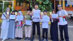 Siswa-siswi SDN Larangan Selatan 3 foto bersama Kepala Sekolah saat menerima penghargaan sertifikat dan duplikat juara FLS3N dan O2SN tingkat Korwil Larangan, Rabu 17 Juni 2026. SDN Larangan Selatan 3 for bantenekspres.co.id.