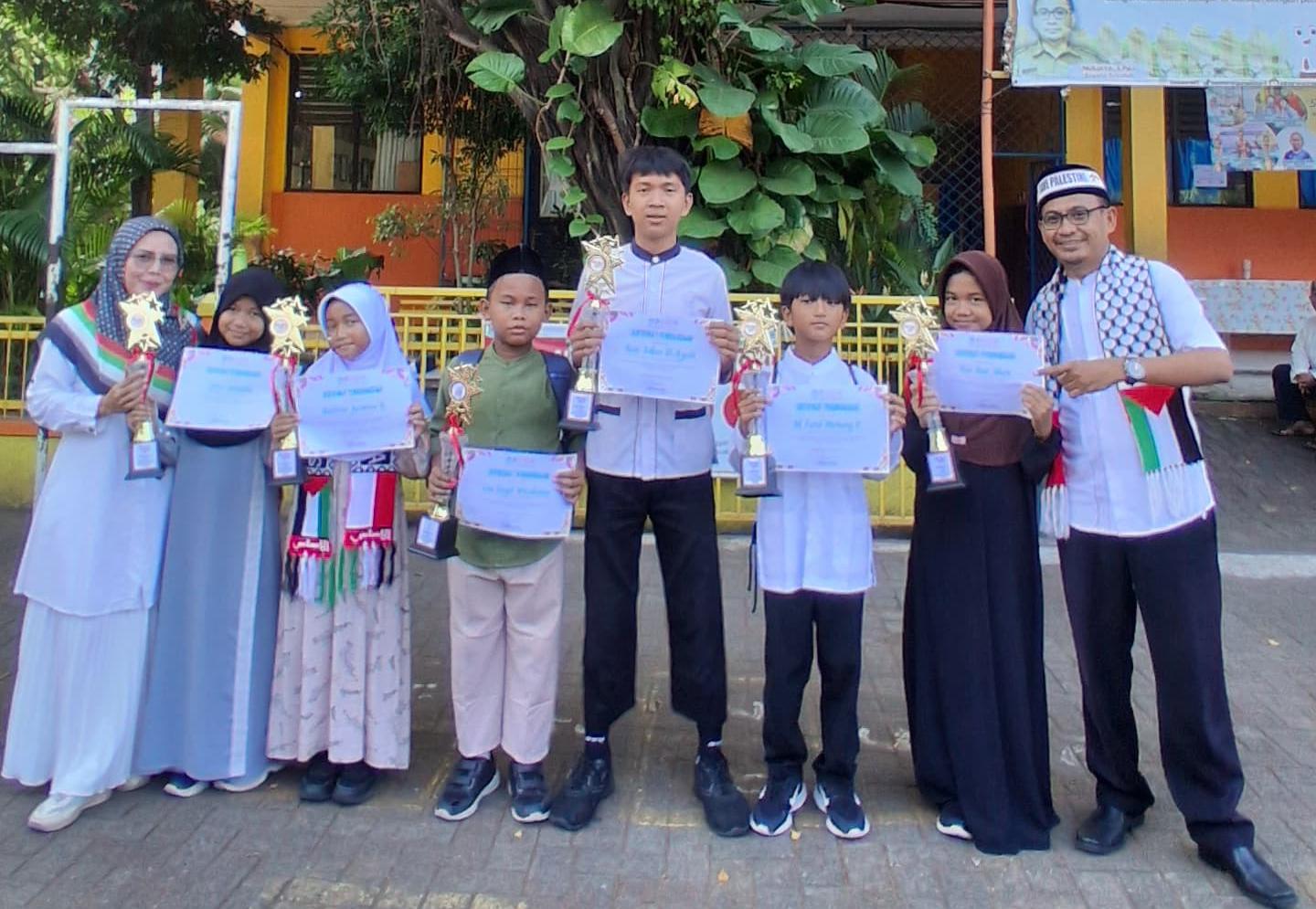 Siswa-siswi SDN Larangan Selatan 3 foto bersama Kepala Sekolah saat menerima penghargaan sertifikat dan duplikat juara FLS3N dan O2SN tingkat Korwil Larangan, Rabu 17 Juni 2026. SDN Larangan Selatan 3 for bantenekspres.co.id.