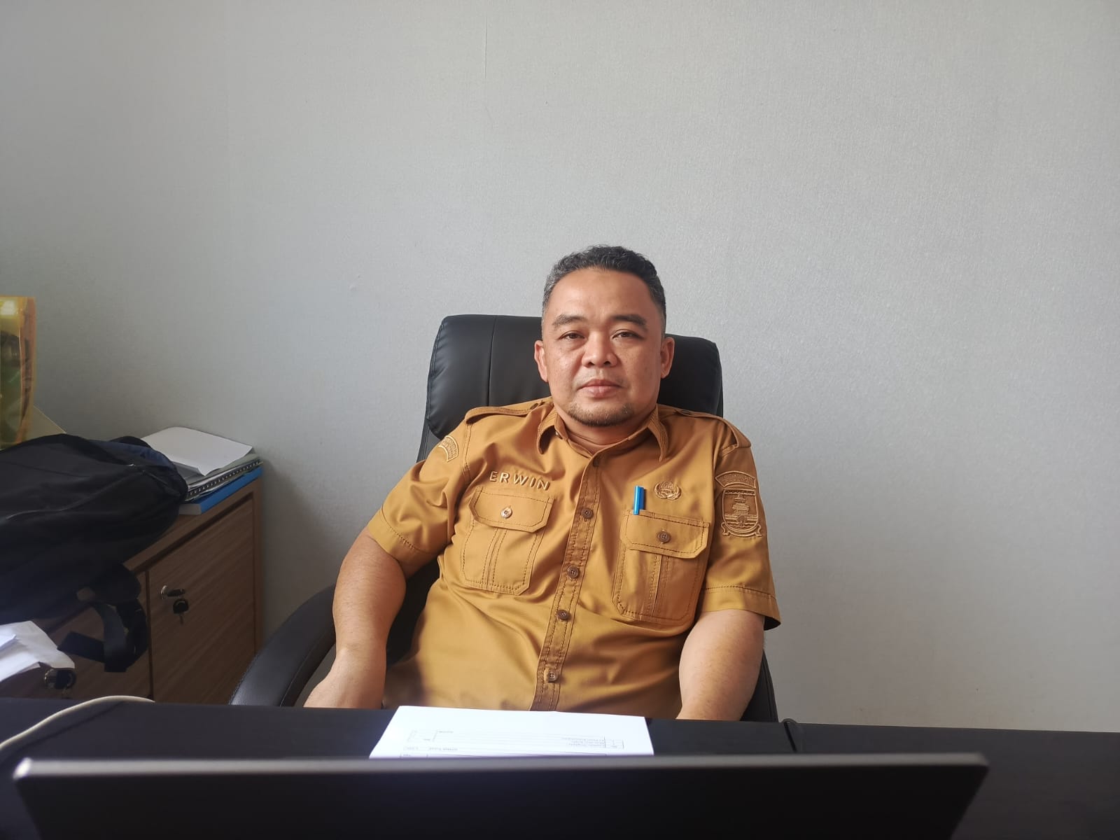 Kepala Bidang Aset pada BPKAD Kabupaten Serang Erwin Setiawan, saat ditemui wartawan di ruang kerjanya beberapa hari lalu. Foto : Agunggumelar/Bantenekspres.co.id
