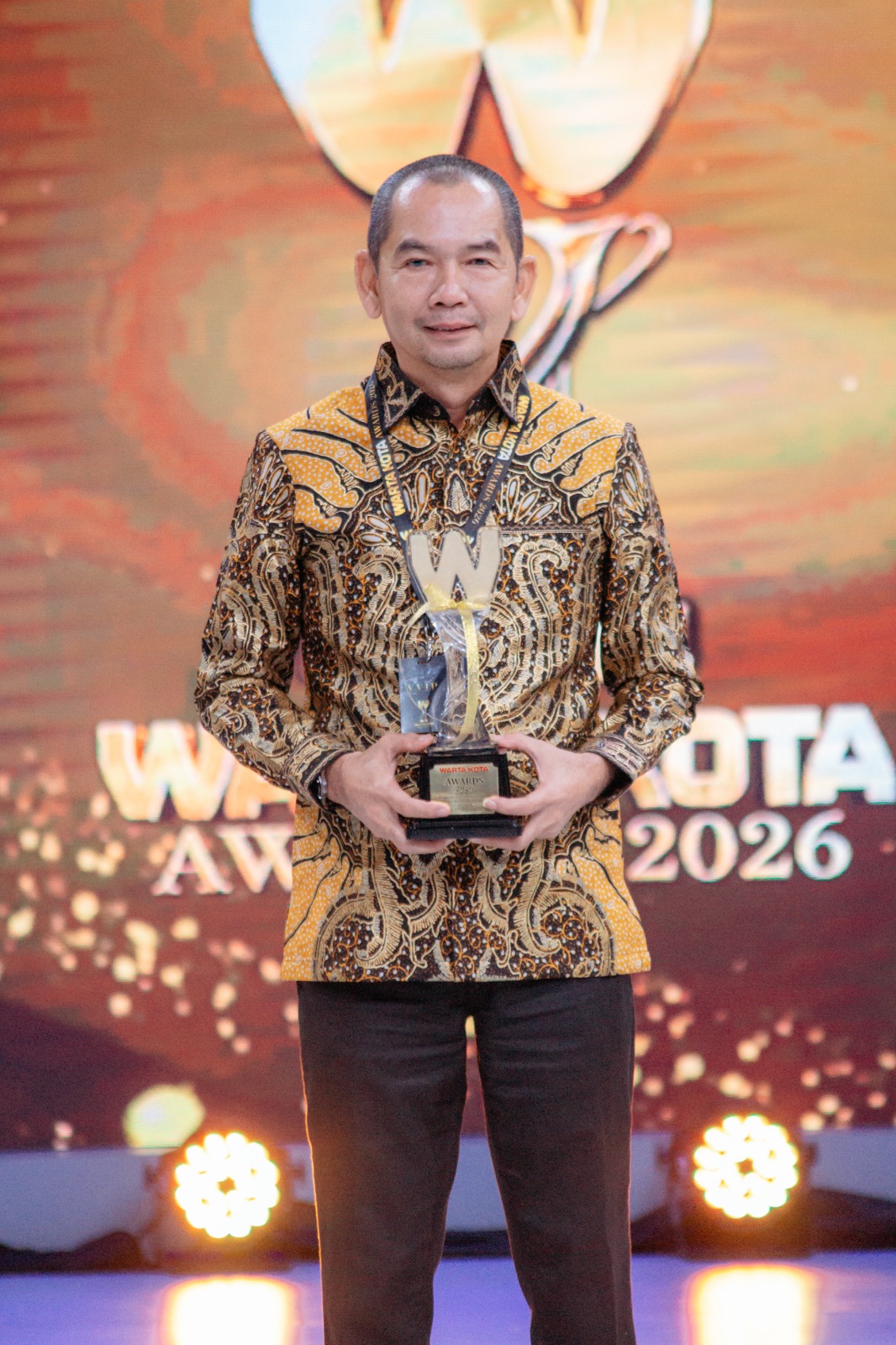 Direktur Utama PAM Tangsel Perseroda PITS, Tubagus Hendra Suherman menerima penghargaan sebagai top anugerah transformasi layanan air minum perkotaan pada ajang Warta Kota Awards 2026 yang berlangsung di menara kompas Jakarta, Senin malam 6 Juli 2026.
