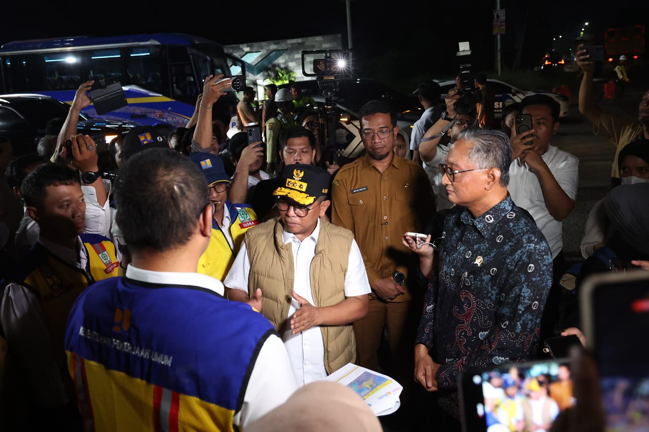 Menteri PU RI, Dody Hanggodo, bersama Gubernur Banten Andra Soni meninjau sejumlah ruas jalan nasional di Kabupaten Serang, Senin 6 Juli 2026.
