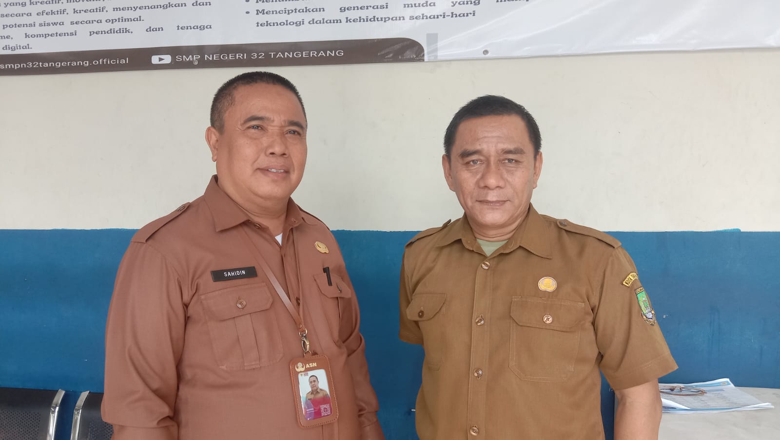 Kepala SMPN 32 Kota Tangerang, Sahidin (kiri) didampingi Wakasek bidang Kesiswaan, Samsudin.