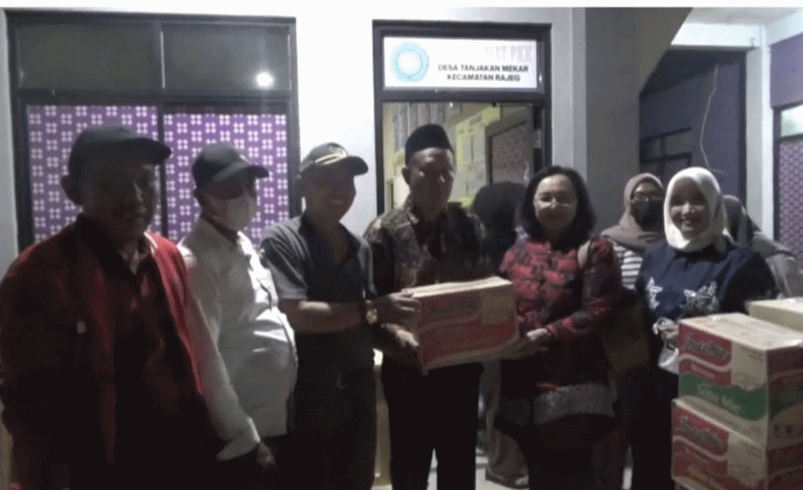 Ria Nurhijriah Sambangi Pengungsi TPA Jatiwaringin, Salurkan Sembako dan Beri Semangat