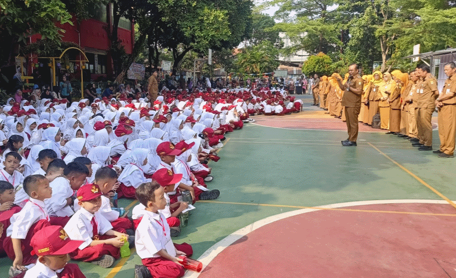Hari Pertama Sekolah, Camat Cipondoh Pantau MPLS di SDN Gondrong 3 dan 7, Tekankan Sekolah Ramah Anak