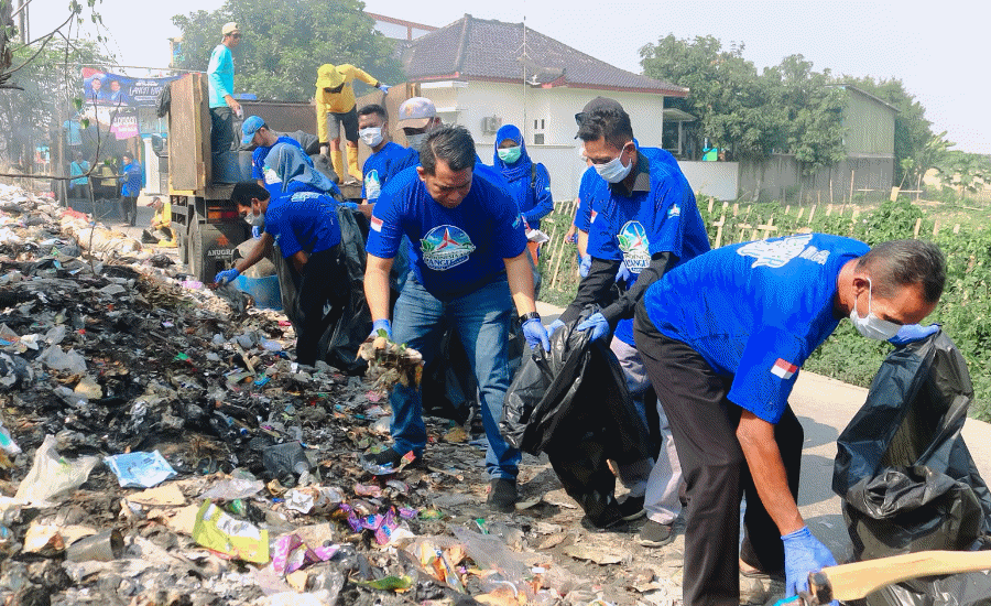 Gerakan Langit Biru, DPC Demokrat Kabupaten Serang Bersihkan Tumpukan Sampah hingga Cek Kesehatan Gratis