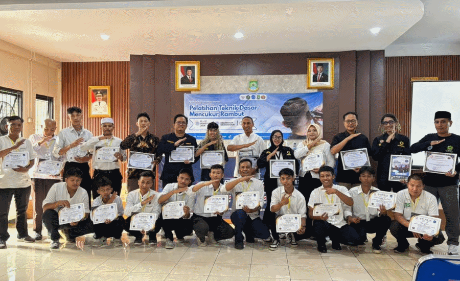 15 Peserta Pelatihan Barber Karangsari Terima Sertifikat Kompetensi
