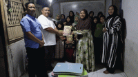 Annisa Mahesa Bantu TPA di Petir dengan Puluhan Al-Qur’an dan Meja Belajar