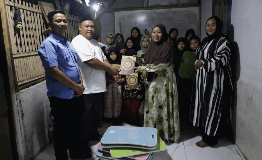 Annisa Mahesa Bantu TPA di Petir dengan Puluhan Al-Qur’an dan Meja Belajar