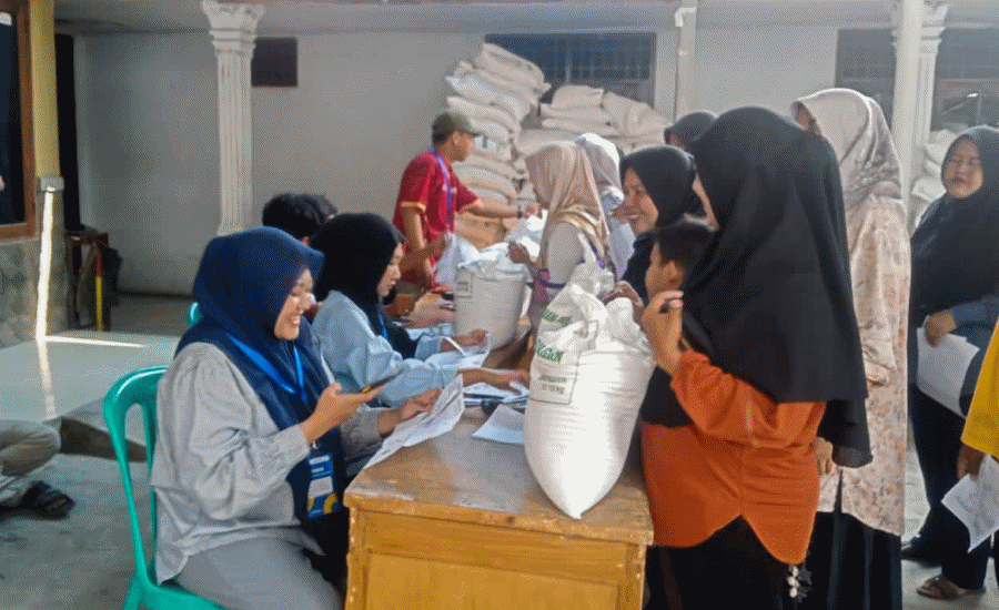 Pemdes Babakan Asem Salurkan 60 Ton Beras Bansos ke KPM