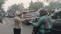 Abu Vulkanik GAK Serbu Tangerang, Aktivis Mahasiswa Cipayung Bagikan 1.000 Masker Abu Vulkanik GAK Serbu Tangerang, Aktivis Mahasiswa Cipayung Bagikan 1.000 Masker