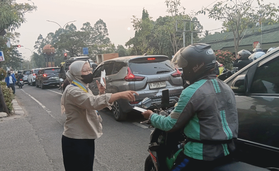 Abu Vulkanik GAK Serbu Tangerang, Aktivis Mahasiswa Cipayung Bagikan 1.000 Masker