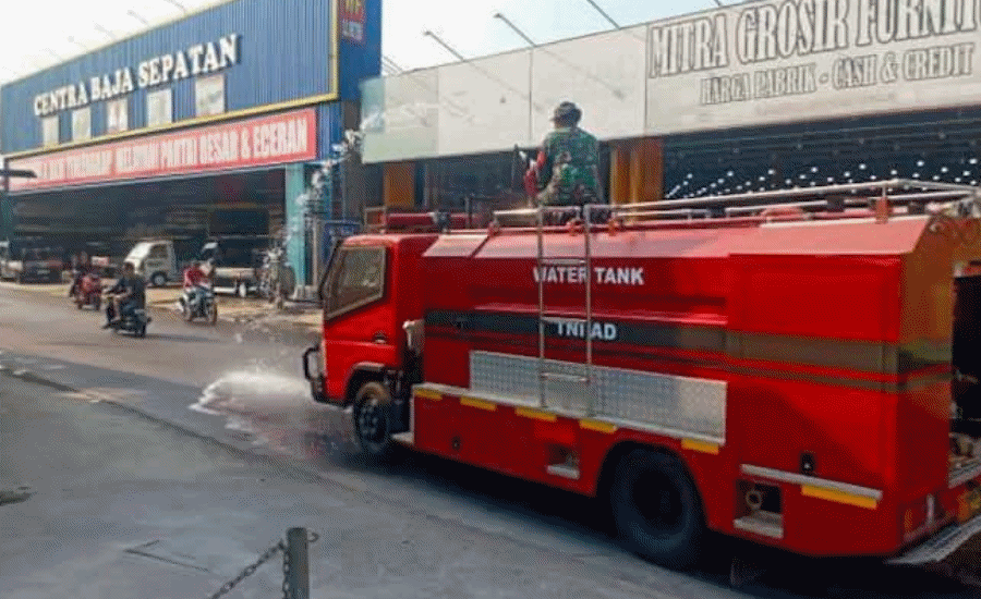 Koramil 10/Sepatan Kerahkan Water Tank TNI AD Bersihkan Debu Vulkanik Erupsi Krakatau di Tangerang