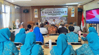 Kelurahan Binong Edukasi Warga Kelola Sampah dari Sumber Kelurahan Binong Edukasi Warga Kelola Sampah dari Sumber