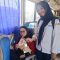 Petugas Dishub Banten dan PT DAMRI Bagi Masker