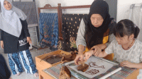 Hari Batik, Siswa SD Belajar Membatik di Kampung Batik Kembang Mayang