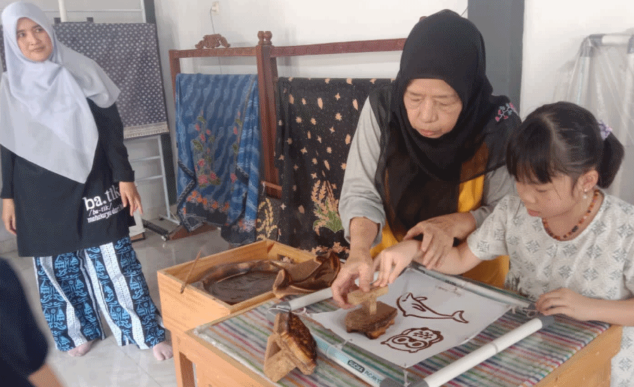 Hari Batik, Siswa SD Belajar Membatik di Kampung Batik Kembang Mayang