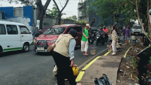 Kesal Penuh Sampah Liar, Warga Ciledug Sulap Trotoar Kumuh Jadi Bersih