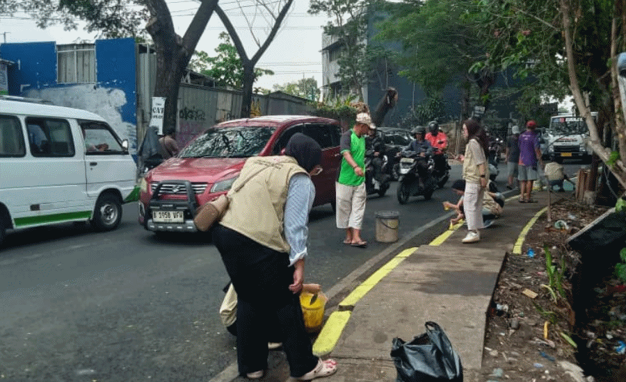 Kesal Penuh Sampah Liar, Warga Ciledug Sulap Trotoar Kumuh Jadi Bersih