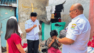 Peduli Warga, Camat Pasar Kemis Salurkan Bantuan Sosial Langsung ke Rumah Warga