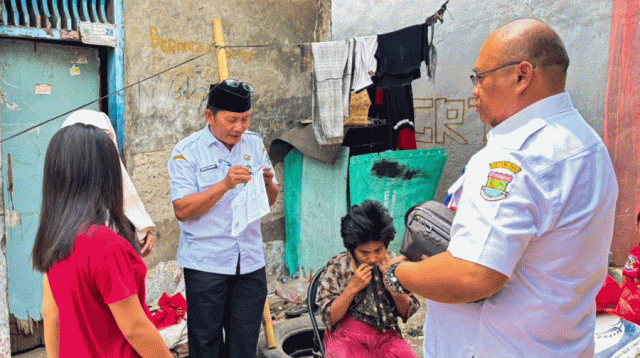 Peduli Warga, Camat Pasar Kemis Salurkan Bantuan Sosial Langsung ke Rumah Warga