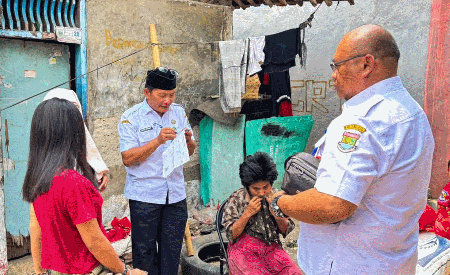 Peduli Warga, Camat Pasar Kemis Salurkan Bantuan Sosial Langsung ke Rumah Warga
