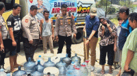 Polsek Mauk Salurkan Bantuan Air Bersih Kapolresta Tangerang untuk Warga Desa Mauk Barat Polsek Mauk Salurkan Bantuan Air Bersih Kapolresta Tangerang untuk Warga Desa Mauk Barat