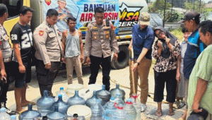 Polsek Mauk Salurkan Bantuan Air Bersih Kapolresta Tangerang untuk Warga Desa Mauk Barat